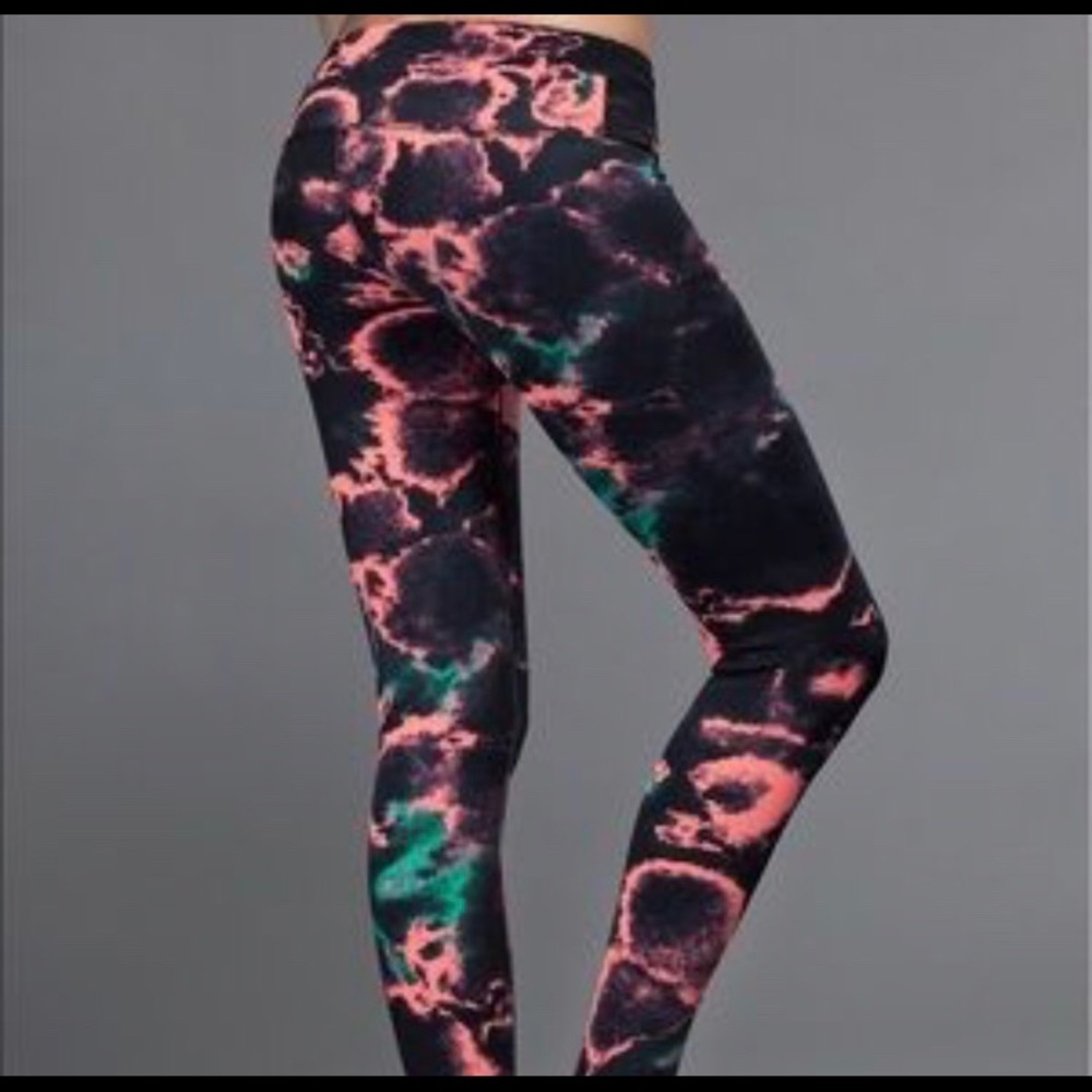 • alo yoga pants •
